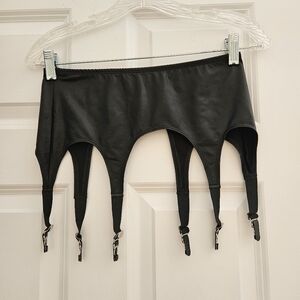 EUC NWOT Leg Avenue black faux leather garter belt, O/S